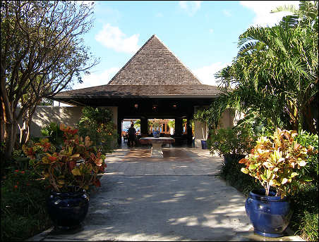 Entry way to lobby and Tradewinds restaurant